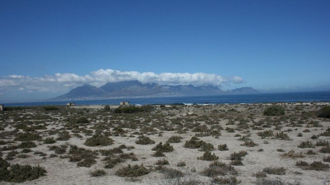 Robben Island a Kapské Město (v pozadí pod Stolovou horou) od sebe dělí jen deset kilometrů. Někteří obyvatelé ostrova ale mluví o hranici mezi dvěma světy.