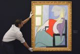 Obraz Sedící žena u okna od Pabla Picassa z roku 1932 byl vydražen v Londýně za takřka 846 milionů korun.