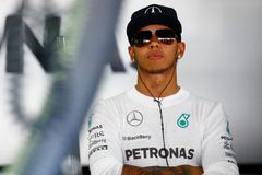 Hamilton ignoroval šéfy: Příkaz pustit Rosberga mě šokoval