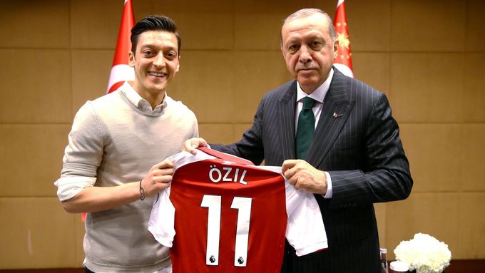 Özil a Erdogan pózují s dresem Arsenalu.