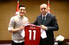 Özil po aféře kolem fotky s Erdoganem skončil v reprezentaci. Šéfa svazu označil za rasistu