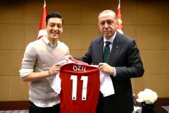 Özil kvůli svému náboženství čelil rasismu, zastává se fotbalisty turecký prezident Erdogan