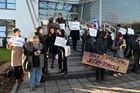 Ombudsmanovi bránili odpůrci ve vstupu do úřadu v Brně. Zasahovat musela policie