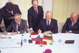Jan Vrba a Carl Hahn při podpisu smlouvy o vytvoření společného podniku na výrobu automobilů Škoda 28. března 1991.