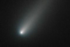 Kometa, která mine Zemi jednou za 8000 let, zásobuje naši galaxii alkoholem