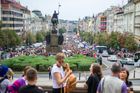 Jako každoročně prošel i letos Prahou karnevalový průvod gayů, leseb, bisexuálů a translidí (LGBT) Prague Pride Parade. Lidé se na Václavském náměstí začali scházet už v sobotu dopoledne.
