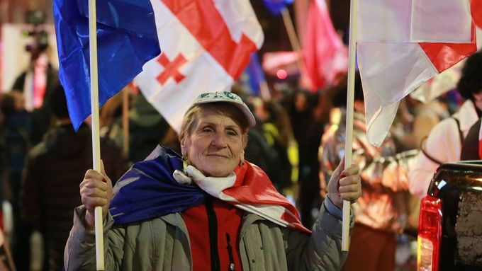 Demonstrace v gruzínské metropoli Tbilisi 28. listopadu 2025.