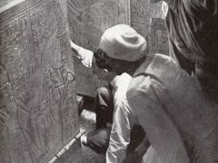 Howard Carter s kolegy otevírá dveře do Tutanchamonovy hrobky. Fotografie z roku 1924 je rekonstrukcí události z roku 1923.