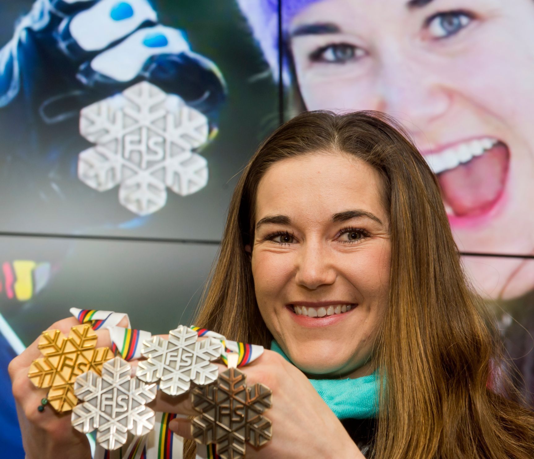 Šárka Strachová se svými medailemi z MS ve sjezdovém lyžování