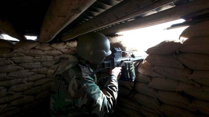 Kurdský bojovník na pozicícíh před Mosulem.