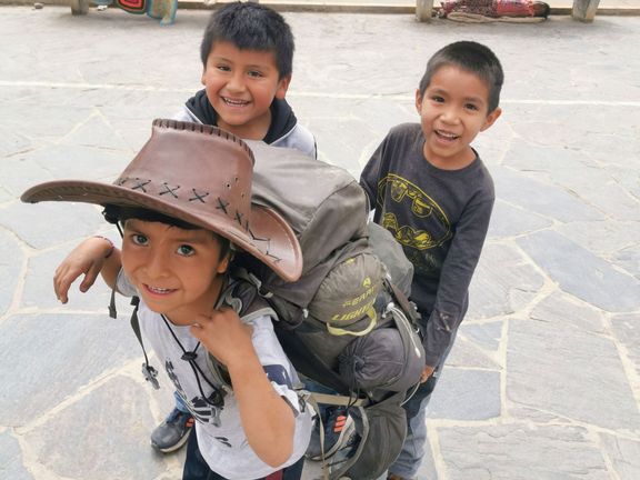 Malí Peruánci byli na poutníka velmi zvědaví. 