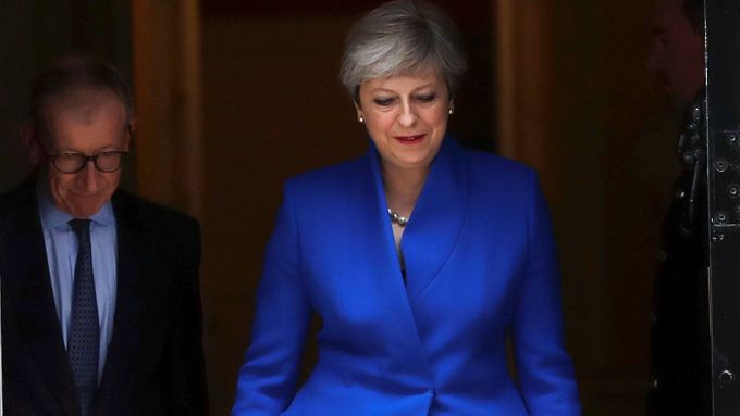 Britská premiérka Theresa Mayová na cestě ke královně.