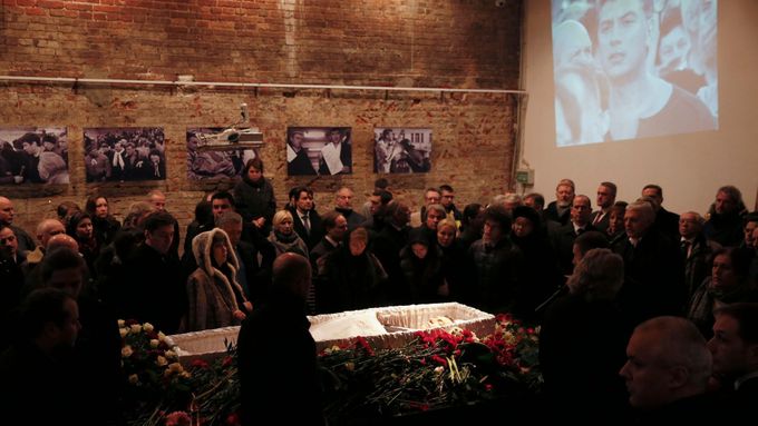 Foto: Moskva pohřbívá Němcova, loučí se s ním tisíce lidí