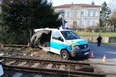 Soud uložil podmínku řidiči sanitky za srážku s vlakem, při níž zemřel pacient