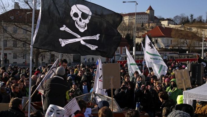 Piráti demonstrovali proti ACTA a za svobodný internet