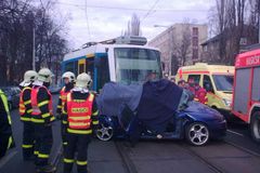 V Olomouci se střetlo auto a tramvaj, řidička má otřes mozku