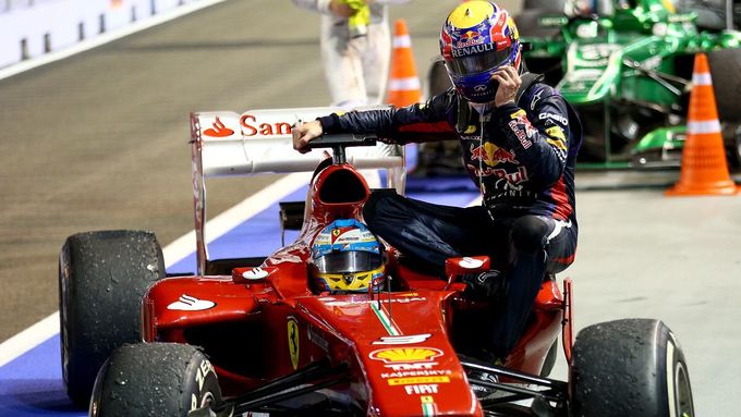 Fernando Alonso v Singapuru "povozil" Marka Webbera na svém Ferrari.