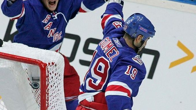 Hokejisté NY Rangers se radují z gólu