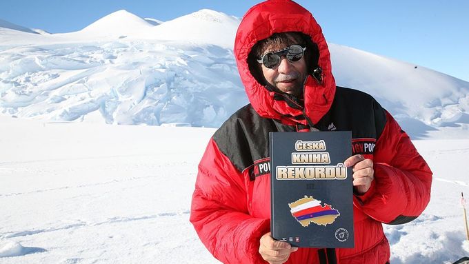 Rudolf Švaříček pod Mount Vinson. V brýlích se mu zrcadlí fotograf. Je to Pavel Bém?