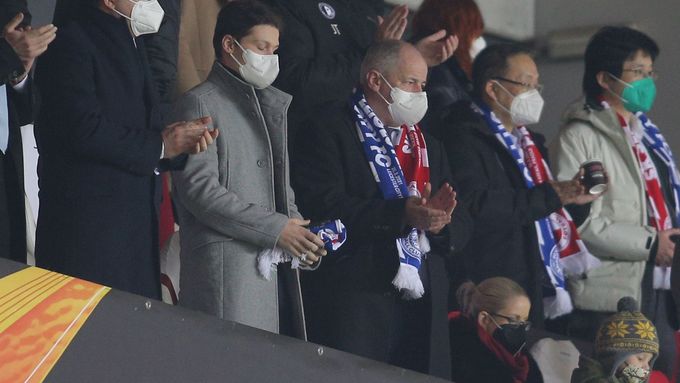 Roman Prymula (dolní řada) v hledišti zápasu Slavia Praha - Leicester