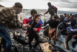 AKTUALITA: Filip Singer (EPA). Ostrov naděje – Lesbos 2015: Afghánký uprchlík se brodí u břehu ostrova poté, co vypadl z přeplněného gumového člunu blízko vesnice Skala Sikaminias.
