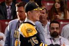 Štěstí se v prvním kole draftu NHL usmálo také na českého obránce Jakuba Zbořila (vlevo), který se podobně jako útočník Jake Debrusk stal hráčem Bostonu Bruins.