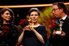 Na festivalu Berlinale vyhrál film Nedotýkej se mě o strachu z intimity