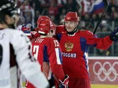 Pavel Dacjuk (uprostřed) gratuluje svému spoluhráči Iljovi Kovalčukovi ke čtvrtému gólu v zápas se s Lotyšskem. Vlevo je Aigars Cipruss.