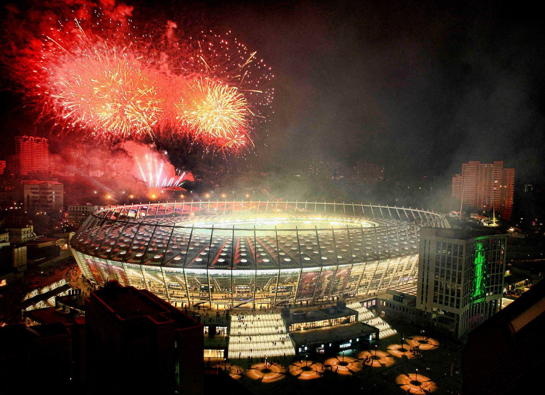 Ohňostroj na stadionu v Kyjevě po finále Eura