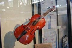 Ruští celníci zabavili českému virtuózovi vzácné housle za pět milionů korun