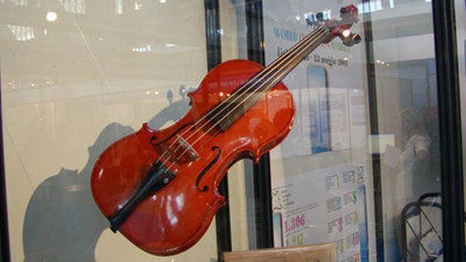 V newyorské aukci nedávno zaplatil zájemce o Stradivariho housle dva milióny dolarů.