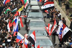 Sýrie vítala posledního spojence. Přijel mocný Sergej