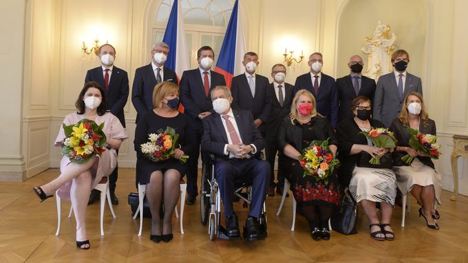 Miloš Zeman k ministryním: "... když máme, ne prezervativy, ale jak se tomu říká... respirátory, už jsem si vzpomněl."