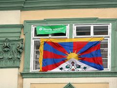 Vlajka pro Tibet, zatím ještě stále v okně zelených v Poslanecké sněmovně.