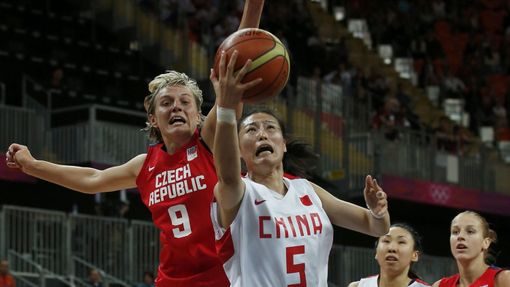 Česká basketbalistka Hana Horáková (vlevo) bojuje o míč s Číňankou Xiaojun Songovou v turnaji OH 2012 v Londýně.
