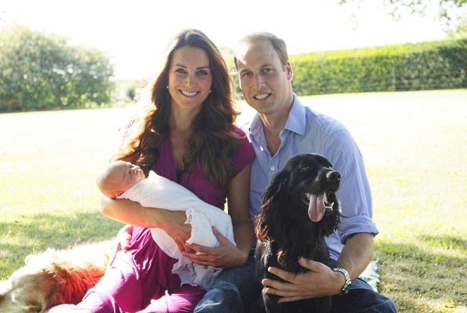 Britský princ William a jeho žena Catherine, vévodkyně z Cambridge, se synem Georgem pózují na zahradě rodinného domu Middletonových v Bucklebury na jihu Anglie. Na fotce