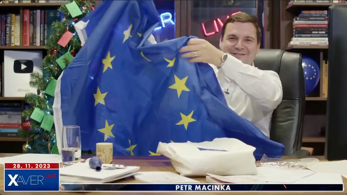 Macinka vyzývá ve videu na XTV k pálení vlajky EU.