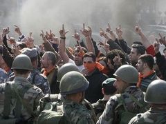 Kabinet Fuáda Siniury čelí silnému tlaku opozice, která organizuje pouliční protesty
