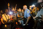 Policie znovu zakročila proti demonstrantům ve Fergusonu