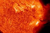 Američtí vědci označili výron sluneční hmoty za "vizuálně spektakulární." Následoval po poměrně slabé erupci.