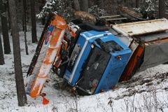 Řidiče ohrožovaly závěje, ledovka a padlé stromy