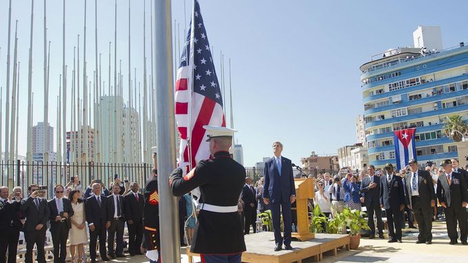 Americký ministr zahraničí John Kerry během ceremoniálu, při němž byla slavnostně vyvěšena vlajka u ambasády USA v Havaně.