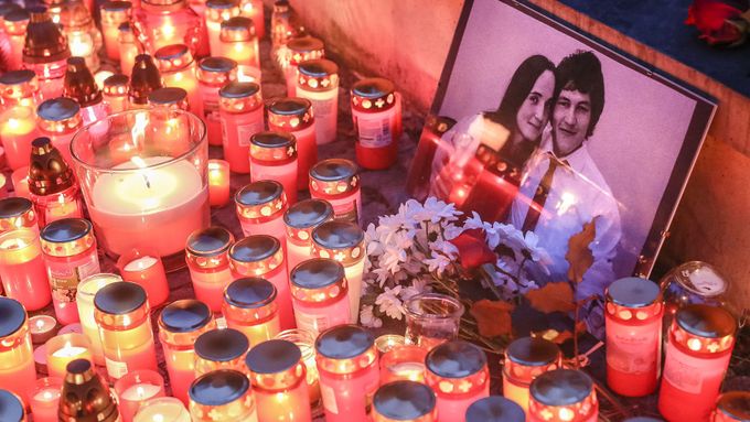 Uctění památky zavražděného novináře a jeho manželky.