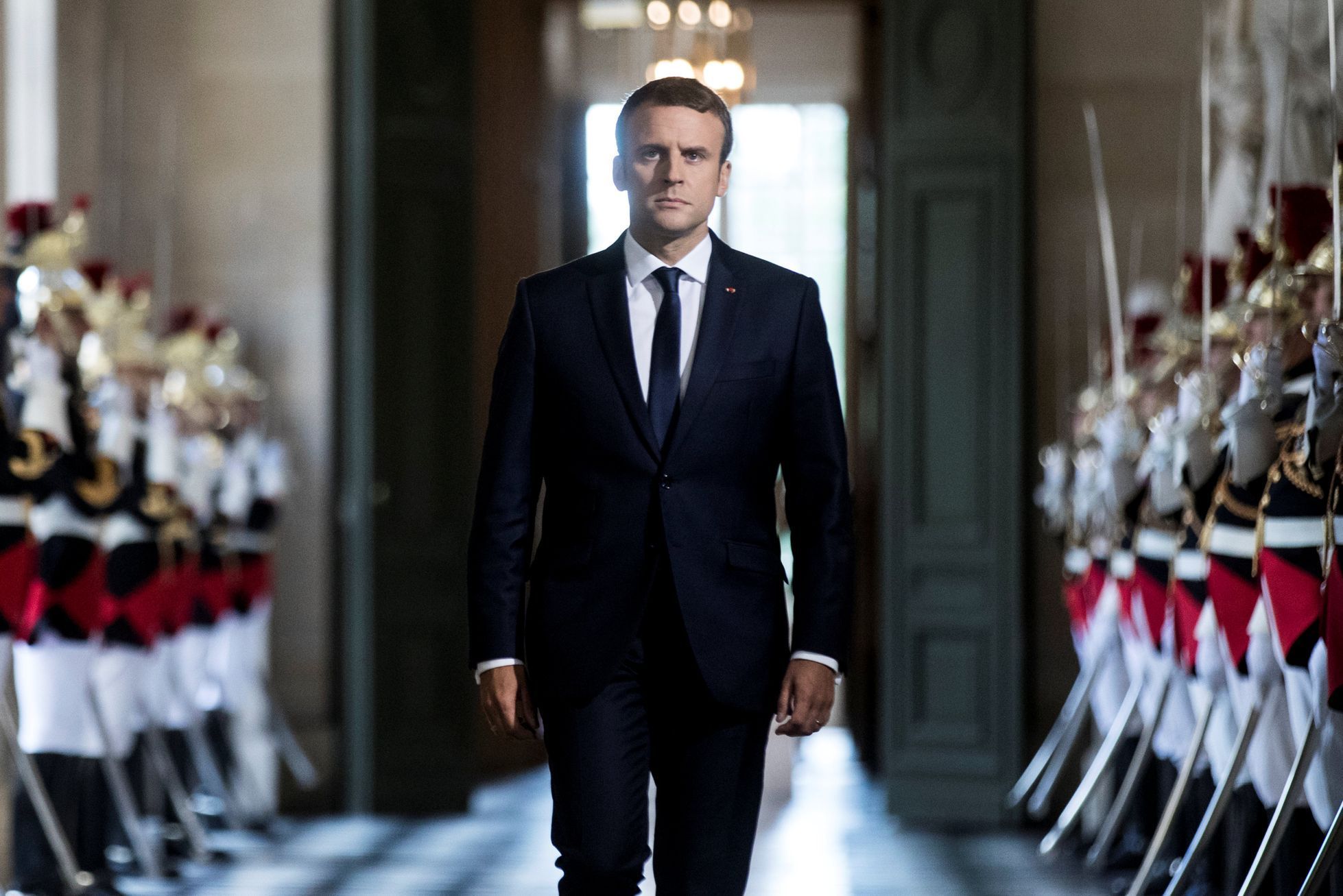 Francouzský prezident Emmanuel Macron před svým slavnostním projevem ve Versailles.