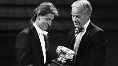 Wayne Gretzky z Edomntonu přejímá Art Ross Trophy z rukou  Gordie Howea (1987)