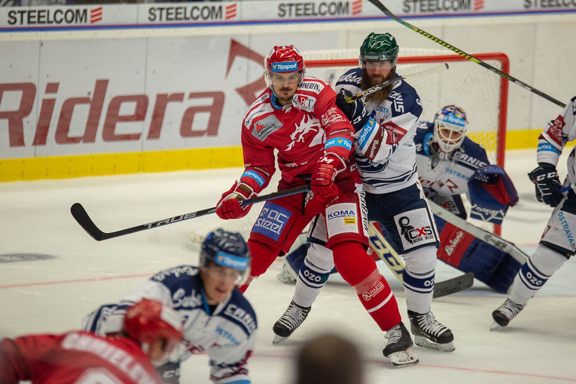 33. kolo hokejové Tipsport extraligy, Vítkovice - Třinec: Matěj Stránský (Třinec) a Jan Výtisk (Vítkovice) v souboji před brankou