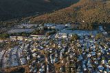 Pohled na uprchlický tábor Moria na řeckém ostrově Lesbos. Právě kvůli tomuto místu čelí Řecko dlouhodobě ostré kritice, která v posledních týdnech ještě zesílila.