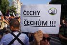 Neonacistický útok na Sobotku se hodí do krámu putinovcům v Česku. Využívá ho Hrad