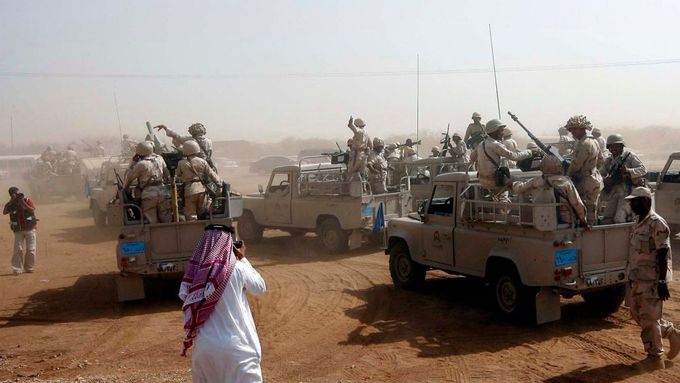 Saúdské vojsko míří k jemenským hranicím, přes které se infiltrovali tamní rebelové Al-Húthí.