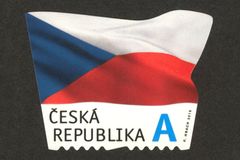 Pošta vydává netradiční známku s podobou české vlajky